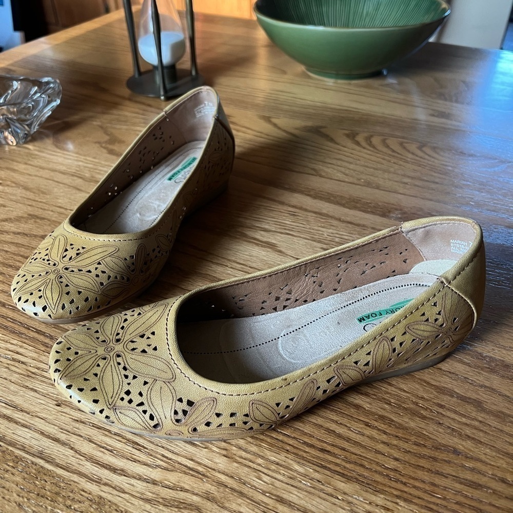 Bare Traps Shoes Womens 7 Mariah Round Toe Ballet Flats Cut Out Slip On